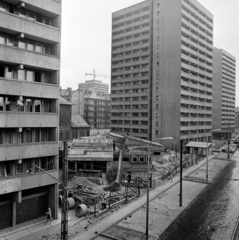 Magyarország, Budapest VIII., a Tömő utca toronyházai a Szigony utca felől a Füvészkert (Szigetvári) utca felé nézve, középen a Tömő utcai óvoda építkezése, mögötte a Jázmin utca, a Lósy Imre utcai háztömb hátsó homlokzata és a Práter utcai egyik toronyház., 1974, Bojár Sándor, Budapest, Fortepan #195454