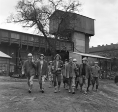 Magyarország, Budapest VIII.,Budapest IX., Ludovika (Kun Béla ) tér, szemben a metróépítés felvonótornya, jobbra a háttérben az Üllői út 111. számú ház., 1974, Bojár Sándor, Budapest, Fortepan #195455