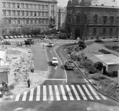 Magyarország, Budapest VIII., a Szabó Ervin tér az Üllői út felől nézve, jobbra a BKV Forgalomirányító Központ építkezése, mögötte a Wenckheim-palota, a Fővárosi Szabó Ervin Könyvtár központi épülete. Előtérben az építkezés során megnyitott névtelen utca., 1974, Bojár Sándor, Budapest, gyalogátkelő, Fortepan #195458