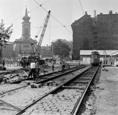 Magyarország, Budapest V.,Budapest IX., Kálvin tér az aluljáró építésekor, háttérben a református templom. Síncsiszoló villamos az ideiglenes pályaszakaszon a Kecskeméti utcánál., 1975, Bojár Sándor, Budapest, Fortepan #195463