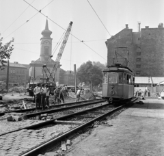 Magyarország, Budapest V.,Budapest IX., Kálvin tér az aluljáró építésekor, háttérben a református templom. Síncsiszoló villamos az ideiglenes pályaszakaszon a Kecskeméti utcánál., 1975, Bojár Sándor, Budapest, Fortepan #195464