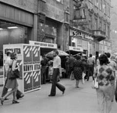 Magyarország, Budapest V., Váci utca, balra a 25. és 23. számú ház. Ünnepi Könyvhét., 1975, Bojár Sándor, Budapest, Fortepan #195480