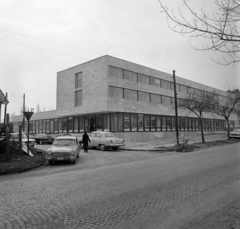 Magyarország, Budapest XI., Hamzsabégi út 60., Ál­lami Biztosító Budapesti Gépjárműkárrendezési Központ Ajnácskő utca felőli oldala., 1971, Bojár Sándor, GAZ M21 Volga, rendszám, Borgward-márka, Budapest, Fiat 850 Coupé, Ford Taunus P4, Fortepan #195486