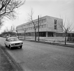 Magyarország, Budapest XI., Hamzsabégi út 60., Ál­lami Biztosító Budapesti Gépjárműkárrendezési Központ Ajnácskő utca felőli oldala., 1971, Bojár Sándor, Polski Fiat 125p, Budapest, Fortepan #195488