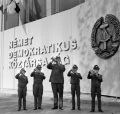 Magyarország, Budapest X., az Albertirsai úti vásár területe, a "Budapesti Vadászati Világkiállítás 1971" idején., 1971, Bojár Sándor, Budapest, kakukktojás, egyenruha, címer, zenekar, kürt, Fortepan #195490