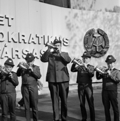 Magyarország, Budapest X., az Albertirsai úti vásár területe, a "Budapesti Vadászati Világkiállítás 1971" idején., 1971, Bojár Sándor, Budapest, egyenruha, címer, fiúk, zenekar, Fortepan #195491