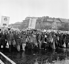 Magyarország, Budapest XIV.,Budapest VII., Ötvenhatosok tere (Felvonulási tér), május 1-i felvonulás. Háttérben a Dózsa György út házsora., 1974, Bojár Sándor, Budapest, Fortepan #195496