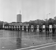 Magyarország, Budapest XIV., Ötvenhatosok tere (Felvonulási tér), május 1-i felvonulás, szemben a dísztribün., 1974, Bojár Sándor, Budapest, Fortepan #195500