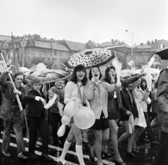 Magyarország, Budapest XIV.,Budapest VII., Ötvenhatosok tere (Felvonulási tér), május 1-i felvonulás. Háttérben a Dózsa György út házsora., 1974, Bojár Sándor, Budapest, Fortepan #195504