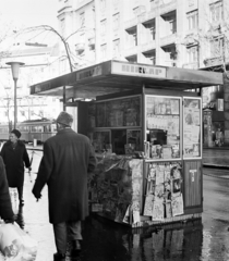 Magyarország, Budapest V.,Budapest VII., a Károly (Tanács) körút az Astoriánál, a Dohány utca felé nézve., 1973, Bojár Sándor, bódé, újságárus, Budapest, Fortepan #195507