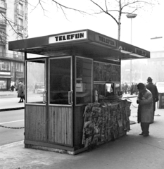 Magyarország, Budapest V.,Budapest VII.,Budapest VIII., a Károly (Tanács) körút az Astoriánál, a Rákóczi út - Múzeum körút sarok felé nézve., 1973, Bojár Sándor, bódé, újságárus, Budapest, Fortepan #195508