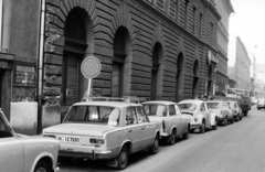 Magyarország, Budapest VII., Hársfa utca a Dob utca kereszteződése előtt, a Király (Majakovszkij) utca felé nézve., 1982, Bojár Sándor, Trabant-márka, Volkswagen-márka, láda, rendszám, Budapest, Fortepan #195515