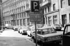 Magyarország, Budapest VII., Wesselényi utca, balra a Hősök Templomának sarka, jobbra a Rumbach Sebestyén utca torkolata., 1982, Bojár Sándor, Skoda-márka, Lada-márka, Zaporozsec-márka, láda, rendszám, Wartburg 353, Budapest, Fortepan #195516