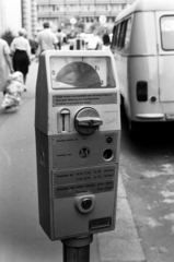 Magyarország, Budapest V., Városház utcai parkoló, távolban a Szervita (Martinelli) téri irodaház., 1982, Bojár Sándor, Nysa-márka, Budapest, parkolóóra, Fortepan #195522