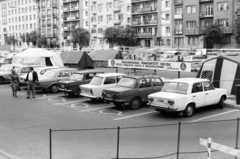 Magyarország, Budapest XI., a Skála Budapest Szövetkezeti Nagyáruház parkolója az Október huszonharmadika (Schönherz Zoltán) utca felől nézve, szemben a Bercsényi utca házsora., 1981, Bojár Sándor, Budapest, Fortepan #195524