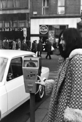 Magyarország, Budapest V., Vörösmarty téri parkoló, háttérben a 2.számú házban a KLM Holland Királyi Légitársaság budapesti irodája. , 1974, Bojár Sándor, Budapest, parkolóóra, KLM légitársaság, Fortepan #195536