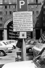 Magyarország, Budapest VII., Madách Imre téri parkoló, háttérben az átjáró a Madách Imre út felé., 1977, Bojár Sándor, Budapest, Fortepan #195537