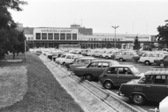 Magyarország, Ferihegyi (ma Liszt Ferenc) repülőtér, Budapest XVIII., parkoló a forgalmi épület és a Ferihegyi repülőtérre vezető út között., 1977, Bojár Sándor, Budapest, Fortepan #195539