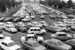 Magyarország, Ferihegyi (ma Liszt Ferenc) repülőtér, Budapest XVIII., parkoló a forgalmi épület és a Ferihegyi repülőtérre vezető út között., 1977, Bojár Sándor, Budapest, Fortepan #195540