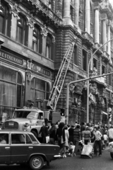 Magyarország, Budapest VII., Erzsébet (Lenin) körút - Dohány utca sarok a Hungária (korábban és ma New York) kávéház előtt., 1975, Bojár Sándor, Budapest, Tatra 148, Fortepan #195572