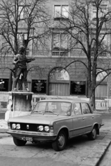 Magyarország, budai Vár, Budapest I., Kisfaludi Strobl Zsigmond szobrászművész alkotása, az Öreg huszár (1932) a Palota út - Szent György utca találkozásánál, háttérben a Korona cukrászda. Előtérben az Autó-Motor közlekedési témájú magazin munkatársai által tesztelt újtípusú 1300 kcm-es Polski-Fiat 125p személygépkocsi., 1978, Bojár Sándor, Budapest, lengyel gyártmány, Polski Fiat 125p, Fortepan #195592