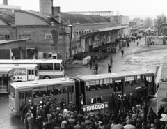 Magyarország, Budapest XVI., Margit utca, az IKARUS mátyásföldi gyártelepe, ünnepség a százezredik IKARUS autóbusz elkészülése után., 1977, Bojár Sándor, autóbusz, Budapest, Ikarus-márka, Ikarus 280, Ikarus 266, Fortepan #195599