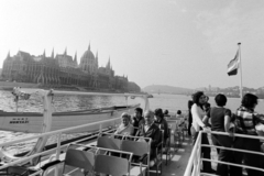 Magyarország, Budapest I.,Budapest V., hajókirándulás a Dunán a Hunyadi motoros személyszállító hajón, balra a Parlament., 1979, Bojár Sándor, hajó, Hunyadi hajó, Budapest, Fortepan #195607