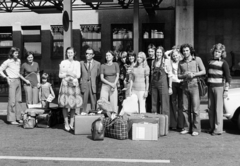 Magyarország, Ferihegyi (ma Liszt Ferenc) repülőtér, Budapest XVIII., 1975, Bojár Sándor, Budapest, csoportkép, hajfonat, bőrönd, Fortepan #195608