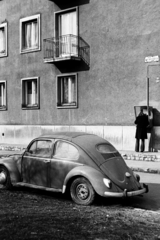 Magyarország, Budapest XIV., Nagy Lajos király útja, a roncsautó mögött a 66. számú ház, 1974, Bojár Sándor, Budapest, Volkswagen Bogár, Fortepan #195645