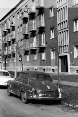 Magyarország, Budapest XIV., Bagolyvár (Antos István) utca, a roncsautótól jobbra a 9. számú ház., 1974, Bojár Sándor, Budapest, járműroncs, Skoda Octavia, Fortepan #195647