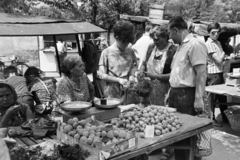 Magyarország, Debrecen, piac., 1970, Bojár Sándor, mérleg, piac, gyümölcs, Fortepan #195664