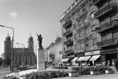 Magyarország, Debrecen, Piac utca (Vörös Hadsereg útja), Felszabadulási emlékmű (később Debreceni család) Pátzay Pál 1967-ben felavatott alkotása. Háttérben a Református Nagytemplom., 1970, Bojár Sándor, Fortepan #195667