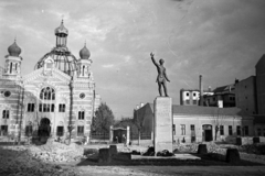 Hungary, Debrecen, Petőfi tér, Petőfi Sándor szobra (Medgyessy Ferenc, 1948.), háttérben a zsinagóga., 1948, Bojár Sándor, damaged building, war damage, Fortepan #195670