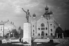 Hungary, Debrecen, Petőfi tér, Petőfi Sándor szobra (Medgyessy Ferenc, 1948.), háttérben a zsinagóga., 1948, Bojár Sándor, damaged building, war damage, sculpture, Petőfi-portrayal, synagogue, Fortepan #195671