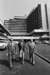 Magyarország, Budapest V., a Hotel Duna Intercontinental a Petőfi tér felől nézve. Igor Gosztyev filmrendező, Ivan Pereverzev és Vjacseszlav Tyihonov színművészek, a szovjet filmhétre érkezett küldöttség tagjai., 1975, Bojár Sándor, Budapest, Fortepan #195677