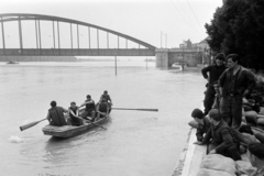 Magyarország, Szeged, Stefánia, háttérben a Belvárosi híd és az ideiglenes gyalogos feljáró. 1970. tavaszi árvíz., 1970, Bojár Sándor, árvíz, csónak, Fortepan #195694