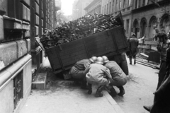 Magyarország, Budapest VII., Csengery utca az Almássy tér felé vezető szakaszon. Szénszállító teherautó kiemelési munkálata az 5-ös számú ház előtti beszakadt járdán., 1971, Bojár Sándor, Budapest, Fortepan #195717