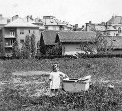 Magyarország, Budapest XII., a Böszörményi út és Kiss János Altábornagy utca közötti terület a Szoboszlai utcánál. Háttérben az Ugocsa utca épületei., 1950, Fortepan, babakocsi, életkép, Budapest, Fortepan #19572