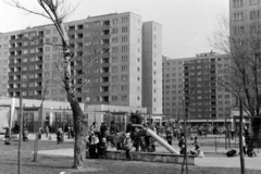 Magyarország, Budapest III., Békásmegyeri lakótelep, a Medgyessy Ferenc utcai ma Hétszínvirág Művészeti Óvoda udvara, középen a háttérben a Hímző utca panelházai., 1979, Bojár Sándor, játszótér, Budapest, Fortepan #195722