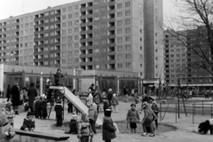 Magyarország, Budapest III., Békásmegyeri lakótelep, a Medgyessy Ferenc utcai ma Hétszínvirág Művészeti Óvoda udvara, középen a háttérben a Hímző utca panelházai., 1979, Bojár Sándor, Budapest, Fortepan #195725