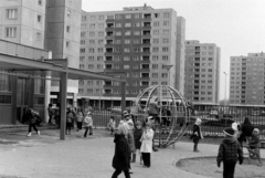 Magyarország, Budapest III., Békásmegyeri lakótelep, a Medgyessy Ferenc utcai ma Hétszínvirág Művészeti Óvoda udvara, középen a háttérben a Hímző utca, távolabb a Boglár utca panelházai., 1979, Bojár Sándor, Budapest, Fortepan #195726