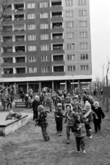 Magyarország, Budapest III., Békásmegyeri lakótelep, a Medgyessy Ferenc utcai ma Hétszínvirág Művészeti Óvoda udvara, háttérben a Hímző utca 2. számú ház., 1979, Bojár Sándor, Budapest, Fortepan #195727