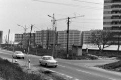 Magyarország, Budapest XI., Balatoni út - Neszmélyi út kereszteződése. Háttérben a Menyecske utcai (később Őrmezei) Általános Iskola és a Kérő utca házsorának építkezése., 1975, Bojár Sándor, Budapest, Skoda 100, Trabant 601, Fortepan #195740