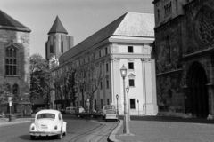 Magyarország, budai Vár, Budapest I., Szentháromság tér, jobbra a Mátyás-templom, balra a Hilton szálló., 1977, Bojár Sándor, rendszám, Budapest, Fortepan #195756