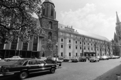 Magyarország, budai Vár, Budapest I., Hess András tér, szemben a Hilton szálló és a középkori Szent Miklós-templom tornya, jobbra a Mátyás-templom., 1977, Bojár Sándor, Budapest, Fortepan #195757