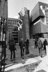 Magyarország, Budapest I., a Hilton szálló udvara a dominikánus templom és kolostor restaurált romjaival (Dominikánus udvar)., 1977, Bojár Sándor, Budapest, Fortepan #195758