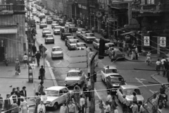 Magyarország, Budapest VII., a Dohány utca az Erzsébet (Lenin) körút felől nézve. A felvétel a New York palotából készült., 1977, Bojár Sándor, Budapest, automobil, reklám, jelzőlámpa, neon felirat, felsővezeték, forgalom, útkereszteződés, Fortepan #195761