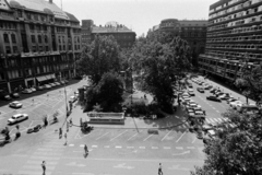 Magyarország, Budapest V., Vörösmarty tér a Gerbeaud-ház nézve, jobbra az ORI (Országos Rendező Iroda) székháza, balra a Luxus Áruház., 1978, Bojár Sándor, Budapest, Fortepan #195770