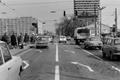 Magyarország, Budapest XIII., Váci út - Róbert Károly körút kereszteződés, jobbra a háttérben a SZOT irodaház (később Nyugdíjfolyósító)., 1978, Bojár Sándor, rendszám, Budapest, Fortepan #195785