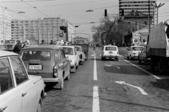 Magyarország, Budapest XIII., Váci út - Róbert Károly körút kereszteződés, jobbra a háttérben a SZOT irodaház (később Nyugdíjfolyósító)., 1978, Bojár Sándor, rendszám, Budapest, Fortepan #195787